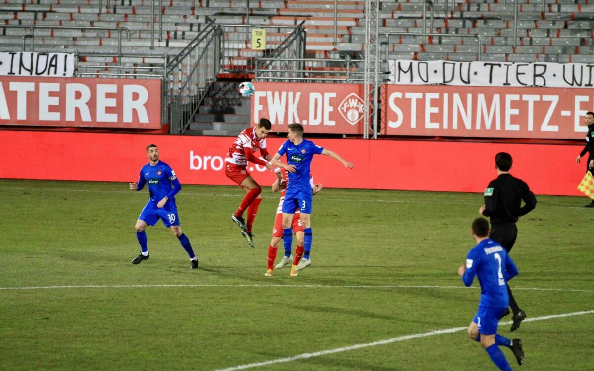Wuerzburger kickers Kopfball Duell im Mittelfeld im Spiel gegen Heidenheim Wuerzburger kickers Kopfball Duell im Mittelfeld im Spiel gegen Heidenheim